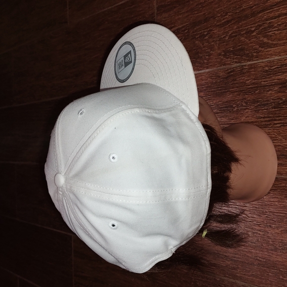 New Era Plain White Snapback Hat OS - Picture 5 of 8